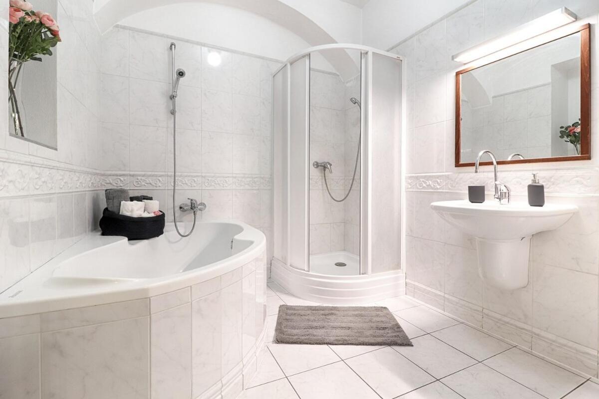 Bright & Spacious At Mala Strana, Charles Bridge 3 Min Of Walk Appartement Prague