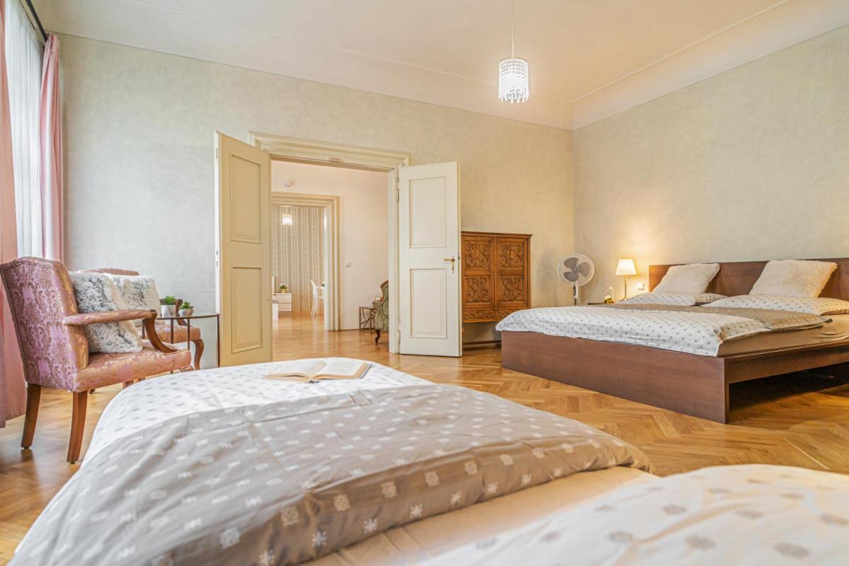 Appartement Bright & Spacious At Mala Strana, Charles Bridge 3 Min Of Walk