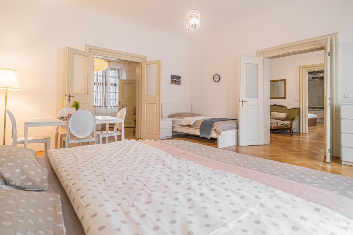 Appartement Bright & Spacious At Mala Strana, Charles Bridge 3 Min Of Walk *