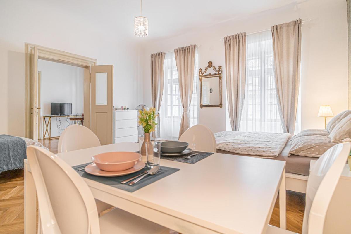 Appartement Bright & Spacious At Mala Strana, Charles Bridge 3 Min Of Walk Prague