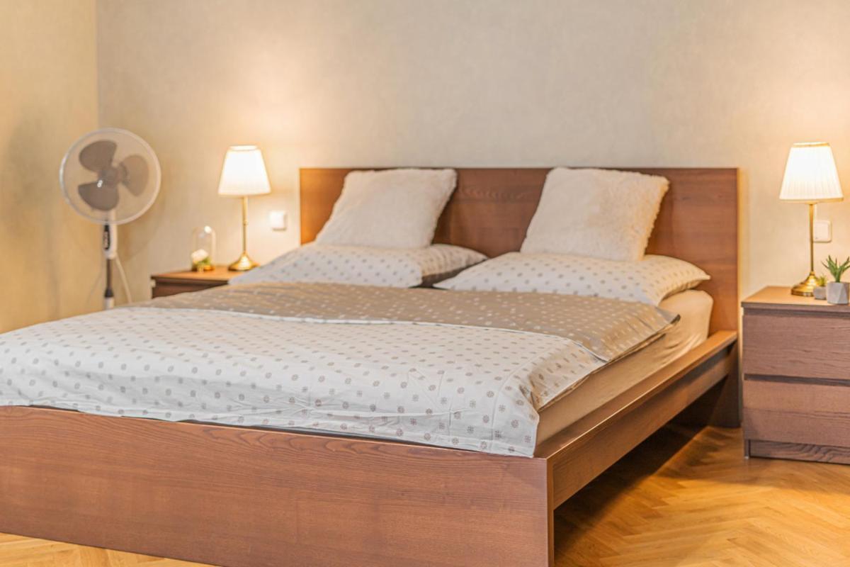 Appartement Bright & Spacious At Mala Strana, Charles Bridge 3 Min Of Walk Prague